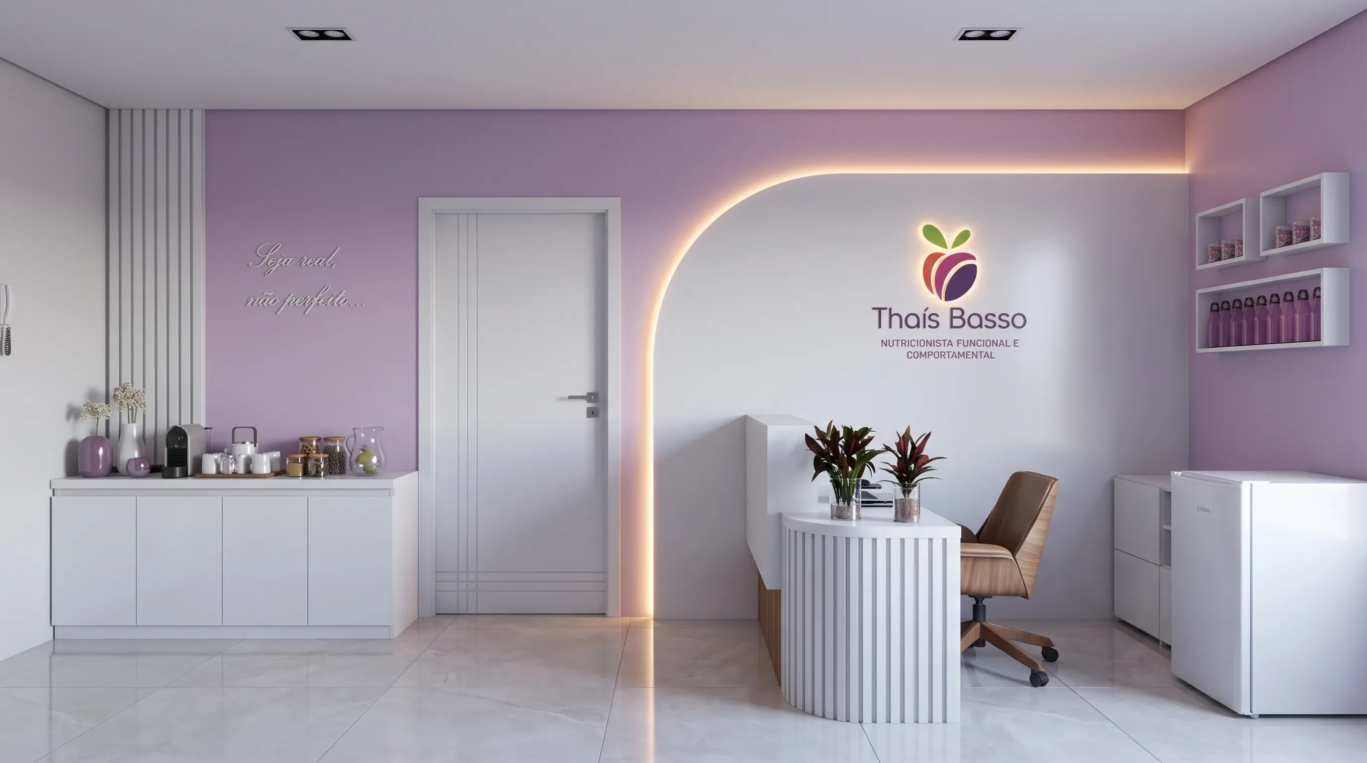 Recepção com parede lilás, painel arqueado iluminado por trás em luz quente e balcão ripado branco sobre porcelanato polido