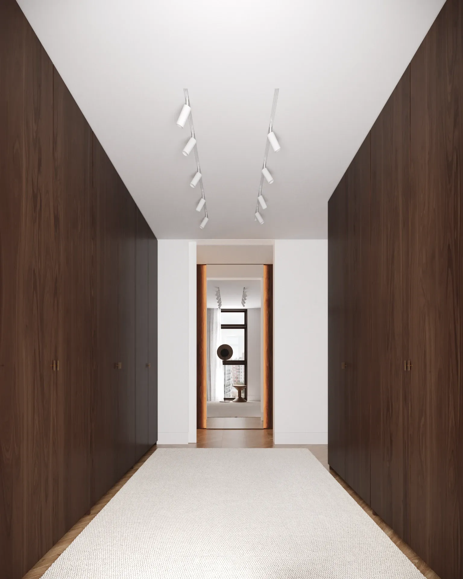 Closet visto da entrada, com armários de madeira escura até o teto e o mesmo ambiente ao fundo, depois de uma porta