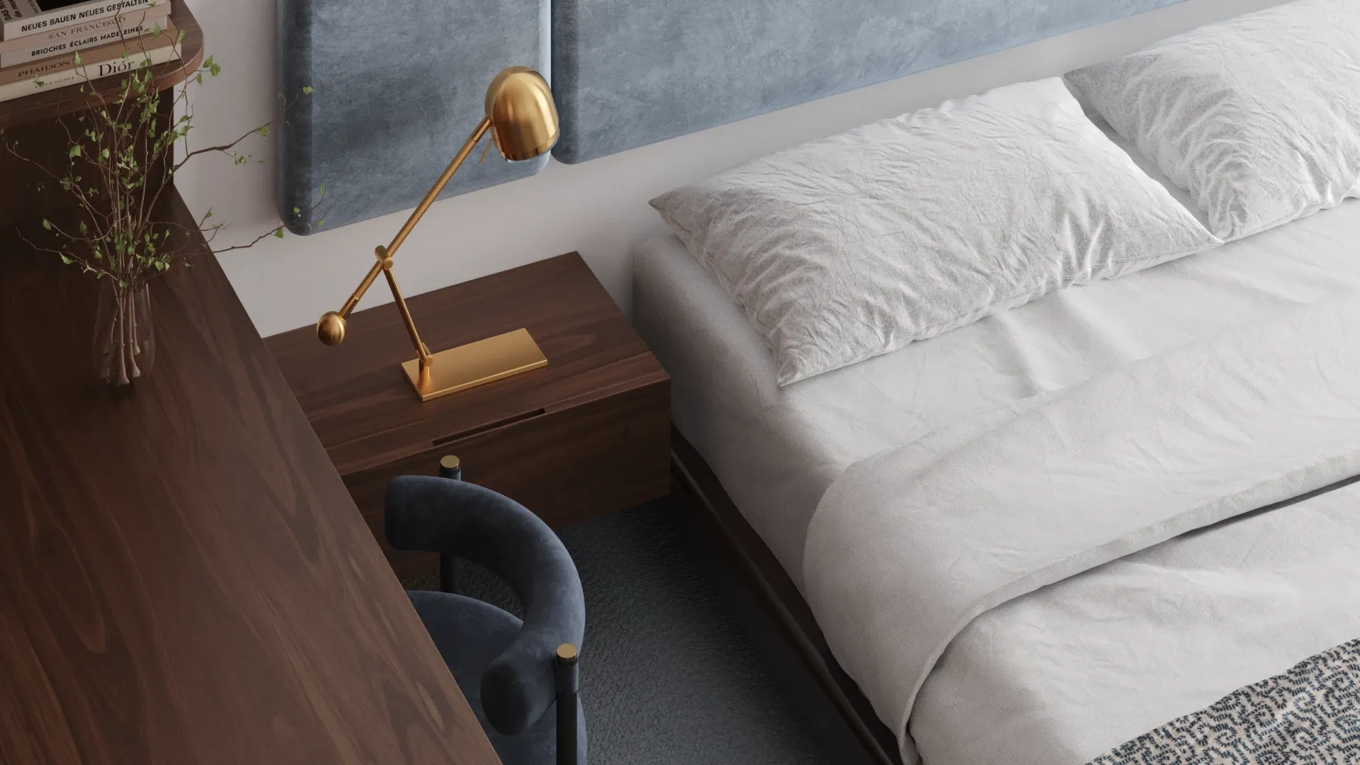 Detalhe da cama vista de cima, com criado-mudo de madeira escura e luminária de mesa dourada